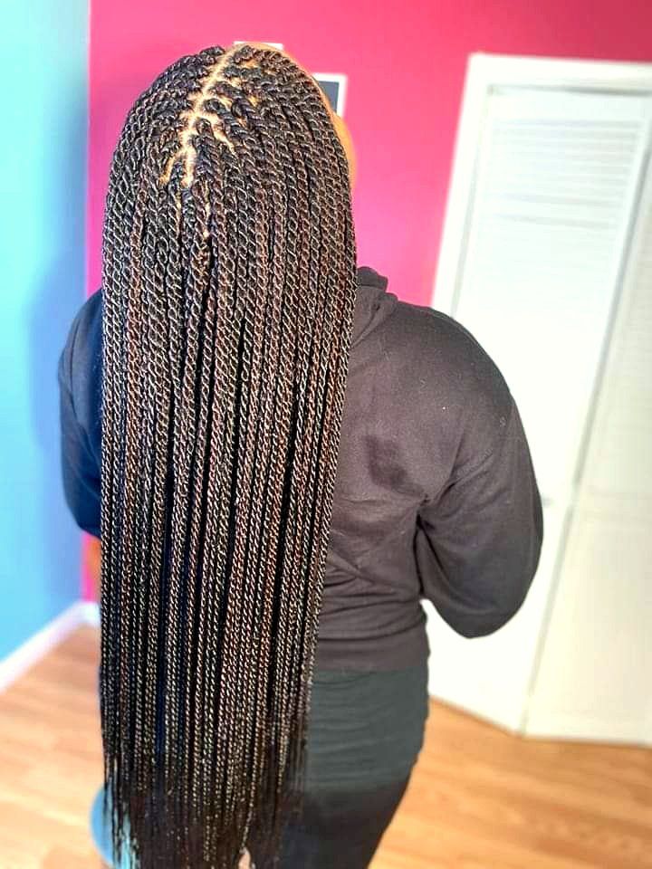 Long knotless braids in brown